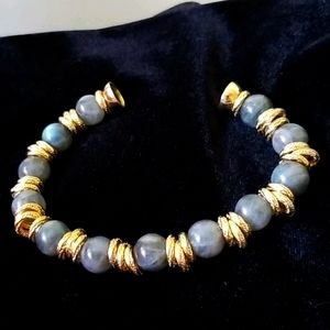 Beaded bracelet with magnetic closure